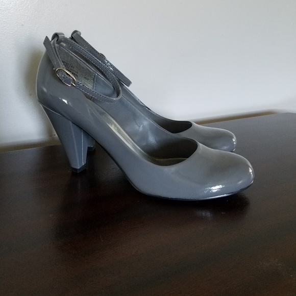 Shoes size 7 - Picture 1 of 2